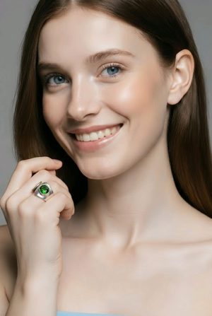 Anillo abierto con piedra esmeralda