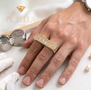 ANILLO DOBLE DEDO 13 x 45 MM – SELLO P925 COMPLETO (INICIALES, MARCO Y APLIQUES LATERALES EN ORO)