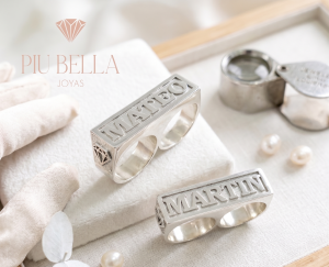 ANILLO DOBLE DEDO 13 x 45 MM – SELLO P925 COMPLETO (INICIALES, MARCO Y APLIQUES LATERALES EN PLATA)